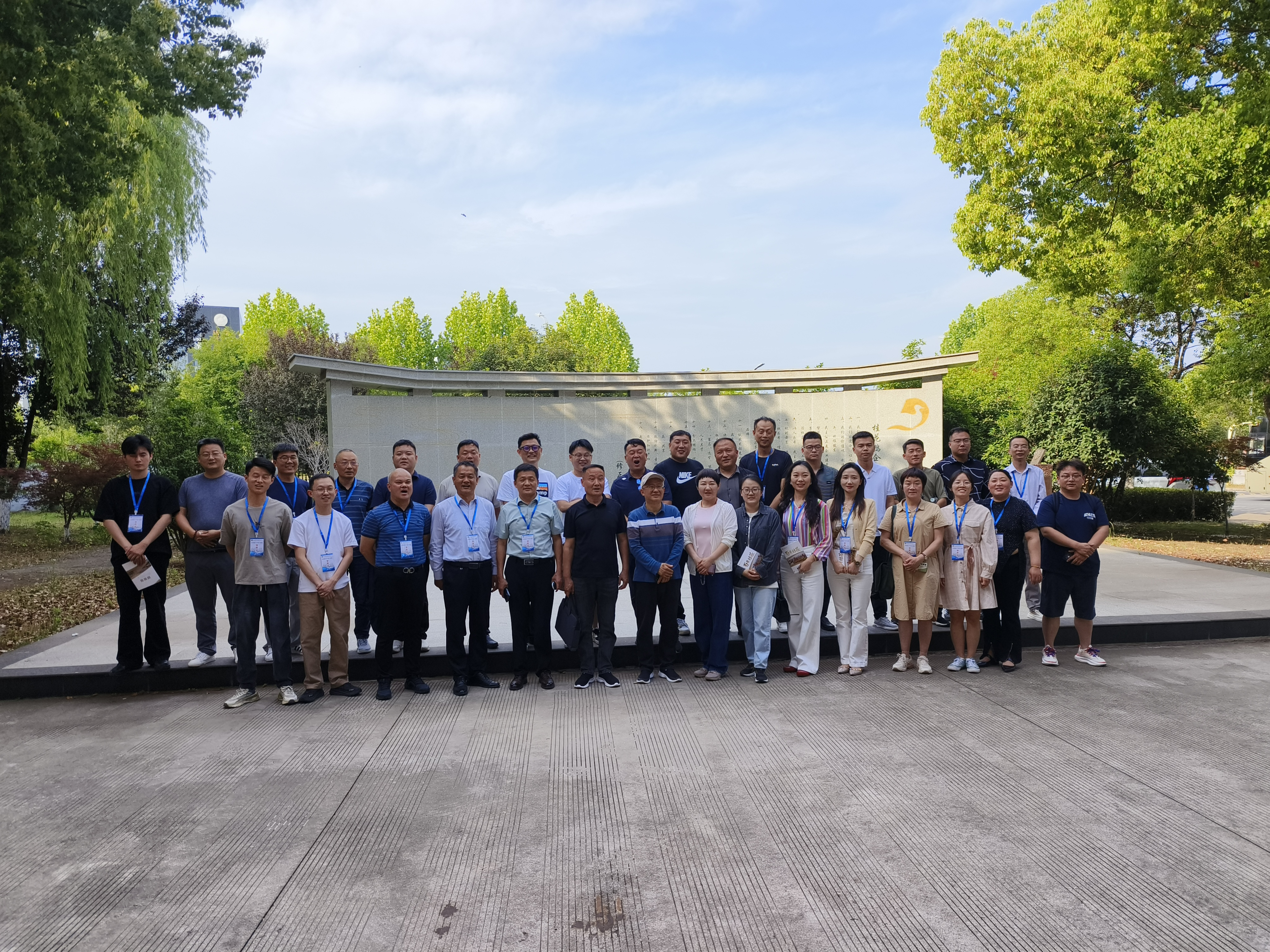 東南大學(xué)舉辦的“2025年蒙城縣第一期‘智匯創(chuàng)新’創(chuàng)業(yè)特訓(xùn)營”一行蒞臨企業(yè)參觀